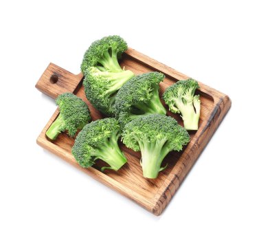 Beyaz arka planda taze brokoli lahanaları olan ahşap tahta tahta.