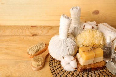 Ahşap arka planda pamuk çiçekleri olan güzel bir spa kompozisyonu