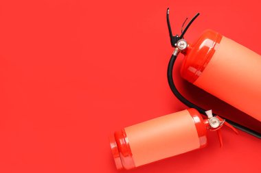 Kırmızı arkaplanda yangın söndürücüler