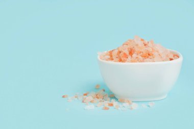 Mavi arka planda Himalaya pembe tuzu ile bovling