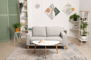 Oturma odasının içinde, masada hamilelik testi var.