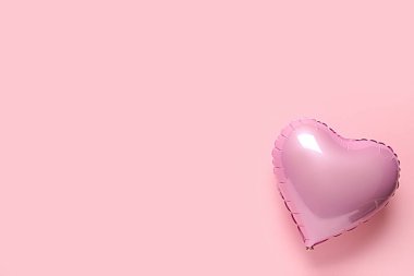 Pembe arka planda kalp şeklinde hava balonu. Sevgililer Günü kutlaması