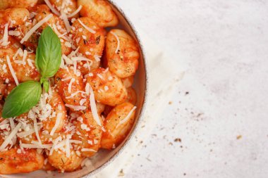 Beyaz arka planda peynirli bir kase lezzetli gnocchi
