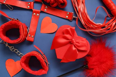 Farklı seks oyuncakları ve mavi arka planda hediye kutusu olan kompozisyon. Sevgililer Günü kutlaması