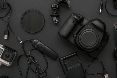 Karanlık arka planda modern fotoğrafçı ekipmanlarıyla kompozisyon