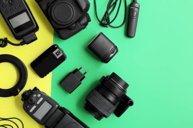 Renk arkaplanında farklı fotoğraf ekipmanlarına sahip kompozisyon