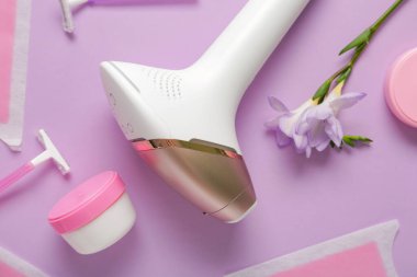 Balmumu şeritli, jiletli ve mor kaplamalı modern fotoepilatör.