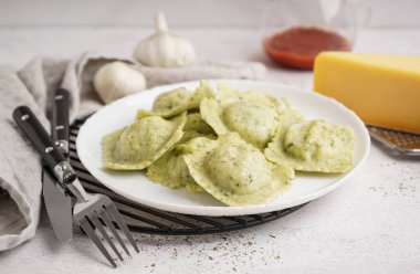 Beyaz arka planda lezzetli bir ravioli tabağı