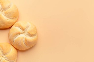 Bej arka planda lezzetli kayzer ruloları