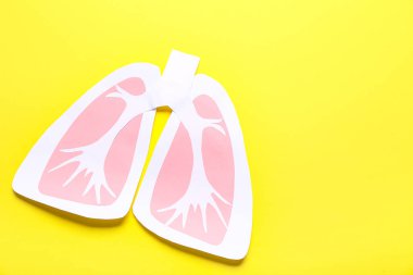 Sarı arka planda kağıt ciğerler