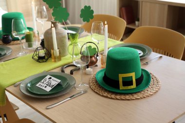 Aziz Patrick Günü kutlamaları için cüce şapkası ve süslemeleriyle servis edilen şenlik masası.