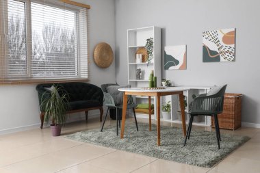 Masası, siyah rahat koltuğu ve raf ünitesi olan güzel bir oturma odası.