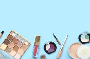Mavi arkaplanda farklı makyaj ürünleri