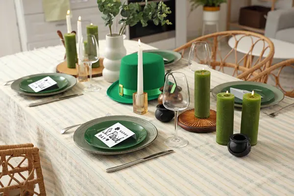 Leprikon şapkasıyla servis edilen şenlik masası, mum yakma ve Aziz Patrick Günü için tebrik kartları.