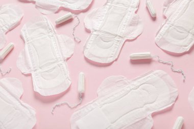 Pembe arka planda adet pedleri ve tamponlar.