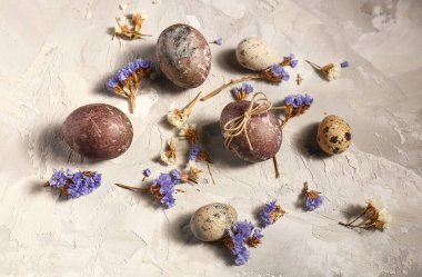 Paskalya yumurtaları grunge grisi arka planda çiçekler