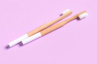 mor arkaplanda ahşap diş fırçaları