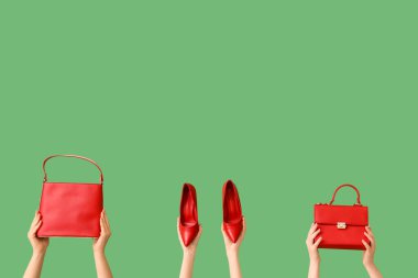 Kırmızı topuklu ve yeşil çantalı kadınlar