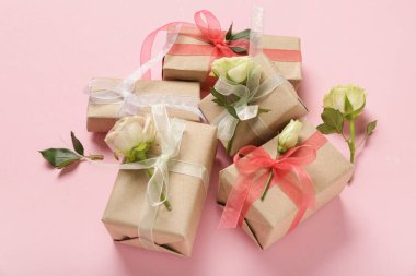 Pembe arka planda güzel beyaz güller olan hediye kutuları. Uluslararası Kadınlar Günü