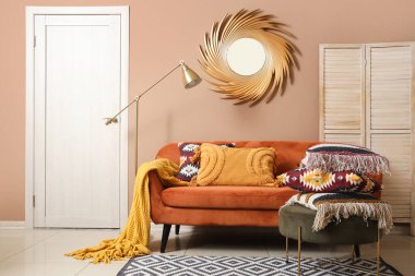 Kanepe, puf ve yastıklı şık bir oturma odası.