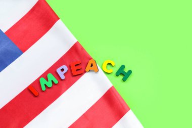 Yeşil arka planda IMPEACHMENT ve ABD bayrağını kodlayan renkli harfler