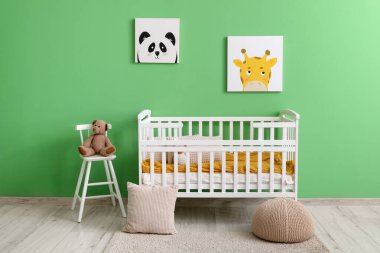 Renkli duvarı olan modern bir bebek odası.