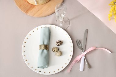 Gri arka planda Paskalya yumurtaları olan güzel bir masa.