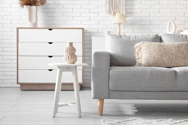 Yumuşak kanepesi ve çekmeceleri olan modern bir oturma odası.