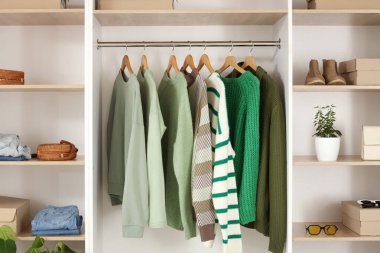 Soyunma odasında farklı kıyafetleri ve aksesuarları olan büyük gardırop.