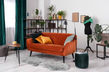 Rahat kanepesi, sehpası ve halısı olan şık bir oturma odası.