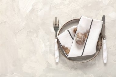 Gri arka planda servis edilen paskalya yumurtası. Üst görünüm