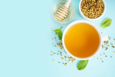 Bir fincan lezzetli karabuğday çayı, bal ve nane.