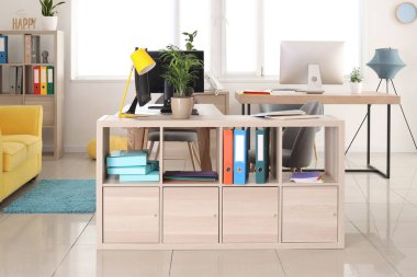 Modern işyerlerine sahip şık bir ofis.