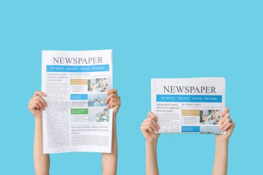 Gazeteleri arka planda tutan kadınlar