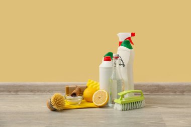 Ahşap masadaki fırçalı doğal temizlik malzemeleri seti.