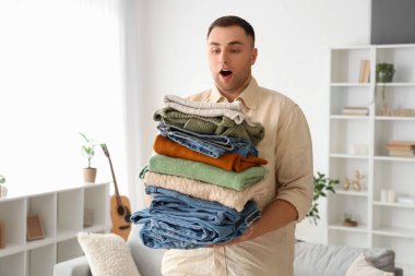 Evde bir sürü elbisesi olan genç adam şok oldu.