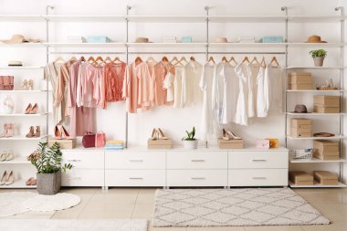 Şık giysileri ve aksesuarları olan büyük bir gardırop.