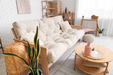 Oturma odasında kahve masası olan şık bir kanepe.