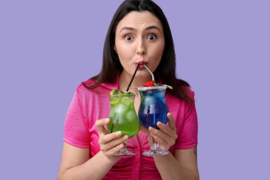 Leylak arkaplanda lezzetli kokteyller içen şoke olmuş genç bir kadın.