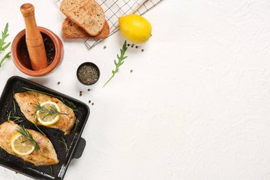 Lezzetli tavuk göğsü, baharatlar ve hafif arka planda ekmek ile kızartma tavası