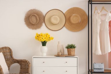 Çekmeceleri nergis çiçekli modern salonun şık bir iç mekanı.