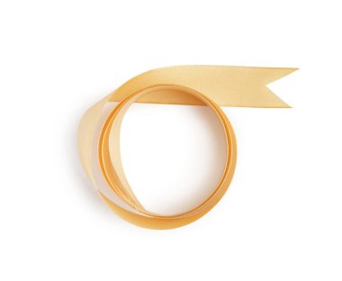 Beyaz arkaplanda yuvarlanmış kurdele