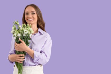 Leylak arka planında Eustoma çiçekleri olan güzel genç bir kadın.