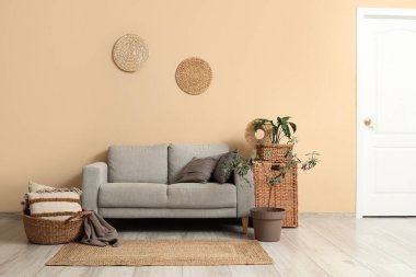 Rahat kanepesi, halısı ve çiçekleri olan şık bir oturma odası.