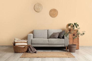 Rahat kanepesi, halısı ve çiçekleri olan şık bir oturma odası.