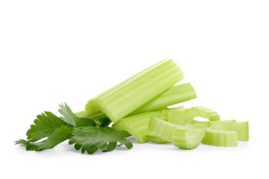 Beyaz arkaplanda taze yeşil kereviz kes