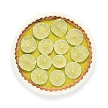 Beyaz arka planda izole edilmiş lezzetli limonlu tart.