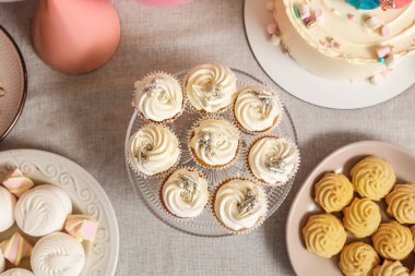 Tatlı standı, lezzetli beyaz kekler ve masadaki doğum günü partisi için diğer tatlılar.