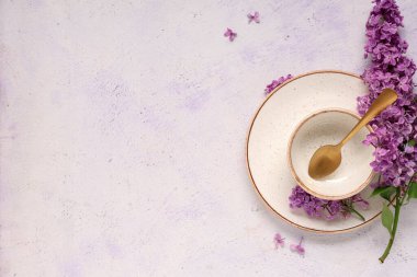 Grunge arka planında leylak çiçekleri olan güzel masa ayarları