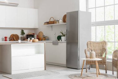 Buzdolabı olan modern mutfağın içi.